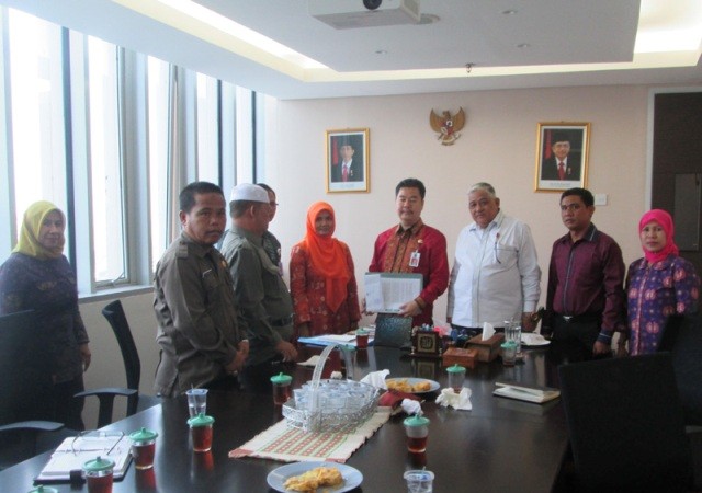 Penyerahan dokumen pemekrang Merangin ke Dirjen Otda Kementrian Dalam Negeri RI DR. Soni Sumarsono, M.Si.